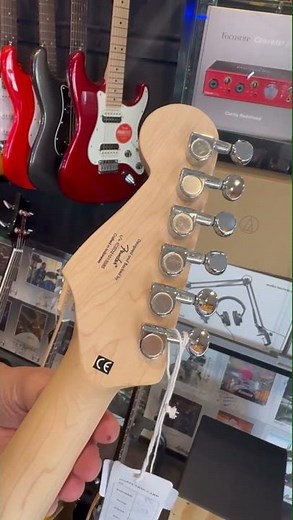 Guitarra Electrica Squier Stratocaster Bullet MINI. Ideal para viaje o para Niños