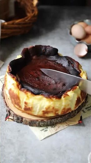Basque burnt cheesecake recipe with chocolate drizzle