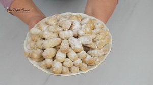 1M views · 10K reactions | Cornulete fragede cu nuca si untura (sau unt cu peste 80% grasime), modelate pe furculita. Se fac usor si se pot pastra si 1 luna. #ginabradea #retete #cornulete | Pofta buna cu Gina Bradea | Facebook