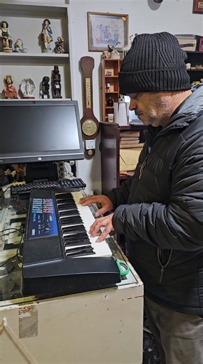 Teclado Casio CTK-120 – Vintage Teclado eletrónico da reconhecida marca Casio, ideal para iniciantes, crianças ou para quem procura um som clássico dos anos 90. Características: 49 teclas 100 tons 100 ritmos Acompanhamento automático (Casio Chord / Fingered) Controlo de volume principal e acompanhamento Funções de ritmo, introdução e fill-in Som característico vintage Casio Estado: Usado, com marcas normais do tempo (visíveis nas fotos) Esteticamente honesto para a idade Ideal para estudo, brinc