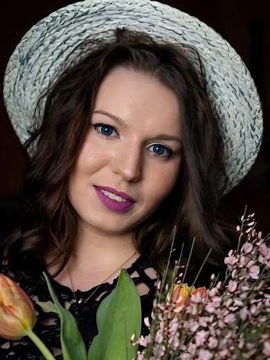 Blue-Eyed Bombshell in Luxury Hat & Tulips ASMR Vibes #aivideo #shortsvideo