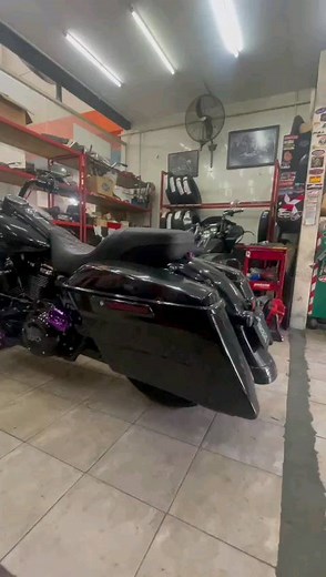 13 reactions | Road King Special front-end conversion includes: -LA Chopper Valler bar -LA Chopper Riser kit -Memphis Shade Warrior Fairings -Vans handlebar Grips -Signal relocator Turning this King to Battle-mode. Watch out for it... #roadking #zeusgarage #hdspecialist | Zeus Garage | Facebook