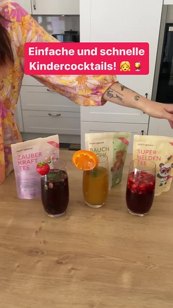After-Work-Drink für die Kids? 🍹 Damit keiner ausgelassen wird, haben wir hier 3 coole Cocktail-Rezepte, damit alle Party machen können! Superheld:innen-Cocktail 🦸 150ml Superhelden-Tee 150ml Sauerkirschsaft Holunder im Honig Erdbeeren Zauberkraft-Cocktail 🦄 150ml Zauberkraft-Tee 150ml Sauerkirschsaft Blaubeere Holunder im Honig Erdbeere zum Garnieren Bauchwohl-Cocktail 🐻 150ml Bauchwohl-Tee 150ml Mangosaft Minze Orangenscheibe zum Garnieren Welchen davon werdet ihr ausprobieren? 😍 #cocktai