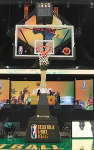 Au cœur de Diamniadio, le Dakar Arena se dresse comme un joyau architectural, offrant 15.149 places dans un écrin ultra-moderne, conçu pour les plus grandes compétitions et événements. Ce sanctuaire du sport et du divertissement accueille des spectacles grandioses,des concerts électrisants et des compétitions sportives d’exception. Accessible via le Train Express Régional (TER), il sera l’épicentre de la première étape de la Conférence Sahara de la Basketball Africa League (BAL), qui se dérouler