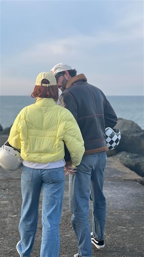Zoé Laïb 🔥 on Instagram: "Être acteur, artiste, intermittent du spectacle, c’est aussi imposer à ses proches un mode de vie qu’ils n’ont pas choisi. C’est être parti, souvent, toujours. Parfois une semaine, parfois un mois, parfois plus. C’est parfois sauter au plafond face à une bonne nouvelle, ou parfois fondre en larmes au milieu d’une terrasse parce qu’on aurait dû mettre son téléphone en mode avion au lieu de recevoir un énième refus. C’est beaucoup de rendez-vous en visio, et d’appels man