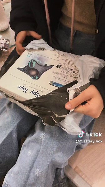 🎉Prêts à prendre le large avec Miss’Tery Box ⛵️ Notre adorable petite cliente a mis la main sur un bateau télécommandé avec caméra HD d’une valeur de 47.99€ 🤩 Une fois connecté à un smartphone , il sera le compagnon idéal, qui rendra les journées encore plus fun cet été ! ☀️ 𝐇𝐨𝐫𝐚𝐢𝐫𝐞𝐬 𝐝’𝐨𝐮𝐯𝐞𝐫𝐭𝐮𝐫𝐞 : 🔒 Lundi et Mardi: Fermé 🕘 Mercredi à Samedi: 9h00 - 12h00 13h30 - 18h00 📍 𝐀𝐝𝐫𝐞𝐬𝐬𝐞 : 13 rue de Verdun 57700 Hayange 🚗 Où se garer ? 🅿️ Place Jean Burger 🅿️ Place Barba �