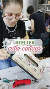 🎨 CUTIE DECORATIVĂ PENTRU ȘERVEȚELE – Atelier la Galeria Creativ Știai că o simplă cutie de lemn pentru șervețele poate deveni o piesă de decor elegantă, cu aer vintage? La atelierul nostru de creație am pornit exact de la această idee – și am obținut rezultate minunate! 👩‍🎨 Participanții au ales între două tipuri de cutii: – din lemn, ideală pentru un aspect natural, dacă e colorată cu baiț; – din MDF, perfect netedă, ideală pentru tehnica șervețelului. Pași simpli pentru un aspect vintage: 