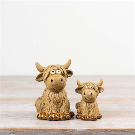 🐮🤎 Bring a little countryside charm into your home 🤎🐮 Full of character and guaranteed to make you smile, these adorable Highland Cow Ornaments capture the lovable personality of one of Britain’s most iconic farm animals 🐾 With their big expressive eyes, shaggy appearance, and cheerful smiles, they’re the perfect decorative accents for adding warmth and rustic charm to any space. Whether displayed on shelves, desks, windowsills, side tables, or as part of a farmhouse-inspired display, these