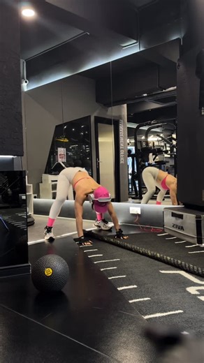 Joan Yap on Instagram: "全力以赴，全身燃脂🔥🔥 HIIT，全称高强度间歇训练（High Intensity IntervalTraining），是一种非常有效的全身燃脂训练方式。它通过短时间的高强度运动和中等强度的恢复期，来提高身体的代谢率和燃烧脂肪。今天，我们将分享一些HIIT训练的健身好处，帮助你更好地理解和实践这种训练方式。 1. **高效的燃脂** HIIT训练的高强度部分可以提高你的心率，使你的身体在短时间内燃烧大量的卡路里。而在恢复期，你的身体会继续燃烧脂肪以恢复能量，这被称为”过后氧耗“。 2. **节省时间** 由于 HIIT训练的强度高，所以你不需要花费太多的时间就能达到很好的运动效果。一般来说，一次HIIT训练的时间在20-30分之间。 3. **提高心肺功能** HIIT训练可以提高你的心肺功能，增强你的心肺耐力，这对于你的长期健康非常重要 是一个非常好的快速燃烧🔥脂肪的运动💪 #hiitcardio #hiitworkouts #健身女孩 #gyminspiration #gymgirls #reelsinstagram #ree