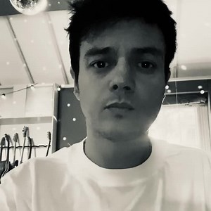 Remembering today the songwriter Leslie Bricusse who just passed away on the 19th October. He wrote this song, If I ruled the world, that I covered for my album The Pursuit along with many others that will undoubtedly live in our culture as long as humans roam the earth. My wife and I had the pleasure of having lunch with him and his wonderful wife and son a few years ago. His passion for songwriting was so powerful way into his 80s and it was hugely inspirational for me to meet him and know tha