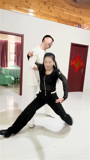 #HoldBackYourLaughter #DanceForAGoodMood #dance #magicperformance #funny #magicperformance #chine...