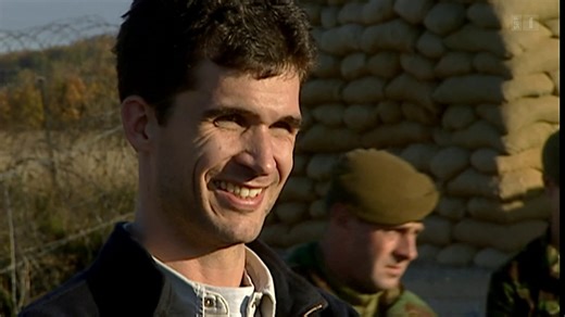 IKRK-Delegierter Nils Melzer bei einer Gefangenen-Übergabe im Kosovo