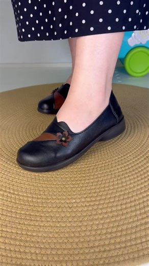 Black flats with 3D floral tops, soft breathable sole—cute for office, comfy for grocery runs！ #onlinecuteshoes #gucciflipflops #leathershoes #fallshoeshopping #uggballetflats #bestnurseshoes #everydayheels #womenswedgeshoes #slipresistantshoes #cutebarefootshoes #Leather #Walking #Date #Flats #Footwear #Ballet #Black #Wowenshoes #tiktokshop #tiktokmademebuyit #tiktokshopcreatorpicks #tiktokshopfinds
