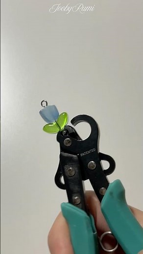 #makingof flower cluster bracelet!! #handmadejewelry #smallbusiness #diy #craft #howto 🫐