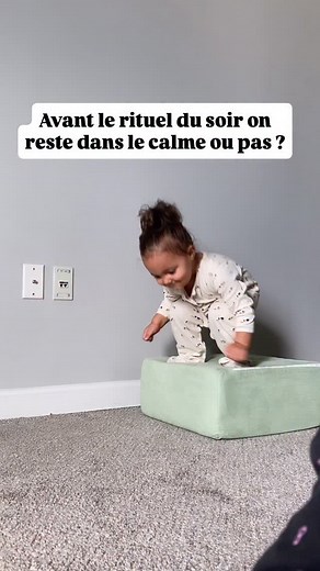 🤪 On me pose souvent la question de savoir si avant le rituel du soir ton bébé/enfant doit rester calme ou au contraire lâcher encore son énergie. Première chose que je répondrais : tout dépend des enfants. Chaque enfant est unique. Si tu sens que son truc c’est plutôt les livres calme alors parfait ! Par contre si tu sens qu’il a encore de l’énergie tu peux faire une activité danse pour vider un peu plus sa batterie. 🪫 Nous on met la musique et on saute de partout ! Entre le repas et le bain 