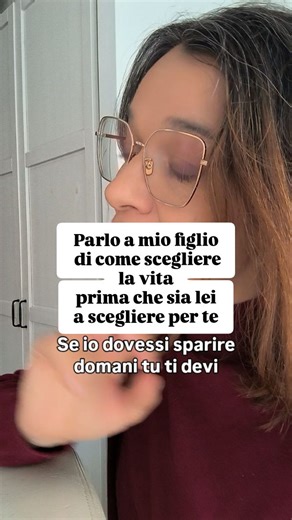 Alice Palazzi| Aiuto le realtà di Ancona e dintorni a ✌🏻crescere on Instagram: "Parlo con mio figlio di come scegliere la vita prima che sia lei a scegliere per noi. Quando si sta bene e si ha la salute, non bisognerebbe avere paura di niente e di nessuno. Di chiudere relazioni che non soddisfano. Di cambiare un lavoro in cui non ci si sente valorizzati. Di fare quel viaggio folle, apparentemente senza senso. Di iniziare quel corso che oggi sembra inutile. Quando si sta bene, non bisognerebbe r