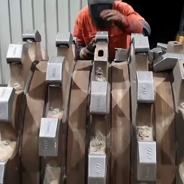 Welding & arc gouging worn‑out soil compactor wheels