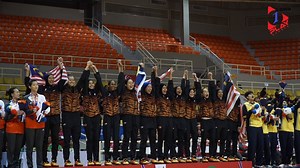 Rivals Singapore 🇸🇬 & Malaysia 🇲🇾 played out a dramatic 2019 SEA Games Netball Final at the Santa Rosa Sports Complex with the Malaysians edging their opponents 48-42. 1 Play Sports Reporter Duncan Elias caught all the emotions and player reactions at the final buzzer! #1PlaySports #WeWinAsOne #Netball #Singapore #Malaysia #2019SEAGames | 1 Play Sports