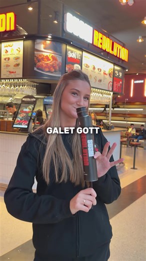 Tagga en vän som bara måste följa med nästa vecka och prova dessa virala sushi pops här på Sushi revolution i Mall of scandinavia. ⤵️🍣😆 Mall of scandinavia📍 Täby, Arninge, Kundvägen 1A📍 . . . #täby #arninge #sushi #sushirevolution #food #mat #restaurang #MOS #mallofscandinavia