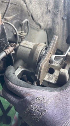 Tip for pressing the piston using a flag.