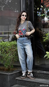 HIEN HIEN mang đến bản phối quốc dân, giúp nàng luôn trẻ trung, năng động mà chẳng cần suy nghĩ mix&match! Áo phông thoải mái kết hợp cùng quần jeans tôn dáng, phù hợp với mọi độ tuổi, mọi vóc dáng, diện đi chơi hay đi làm đều chuẩn đẹp! #hienhien #hienhienstore #fashion #trendingnow #xuhuong #thoitrang #ootd #macdeptondang #A1619 #Q1116 | HIEN HIEN Store