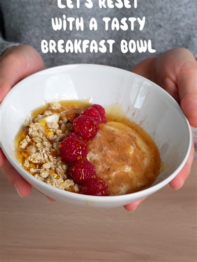 What you need: - 1 cup of Ehrmann High Protein Pudding White Choc - Granola of your choice - Raspberries - Cinnamon - Honey Just mix the pudding with the granola. Top it with raspberries, cinnamon and coney to taste. Quick and tasty. #highproteindessert #breakfastchoice #ehrmannuk