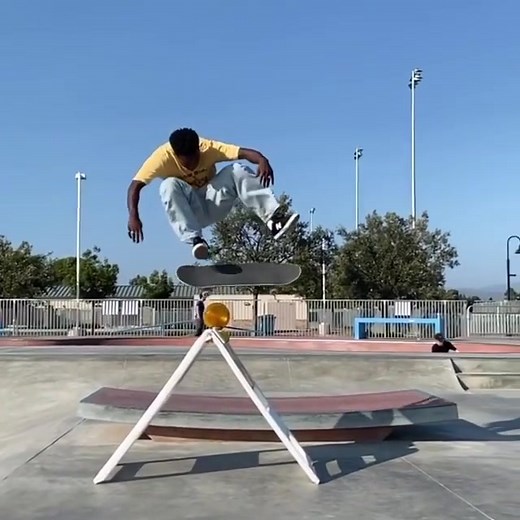 Tre Williams proper switch flip execution | 📲 Carlos Ribeiro #skate #skateboarding