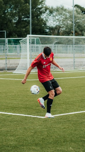 52K views · 11K reactions | Easy Flick Up football skill tutorial ⚽️  ➡️ @leonardo.fantin25 #skill #tutorial #bounce #flickup #atw #tricks #skills #football #tekkers #soccer #ronaldo #freestyle #freestylefooball #belgium #brazil #neymar #jersey #adidas #adidasfootball #brussels #anderlecht #commafootball | Maxime Freestyle | Facebook