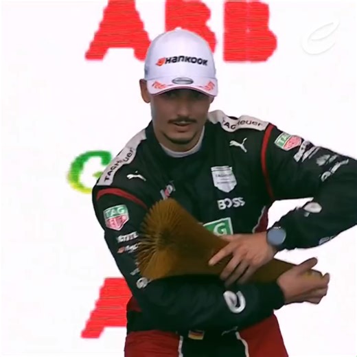 1⃣6⃣场比赛，7⃣位冠军车手回顾一下第九赛季分站冠军们的捧杯时刻🤩⚡#FE电动方程式#