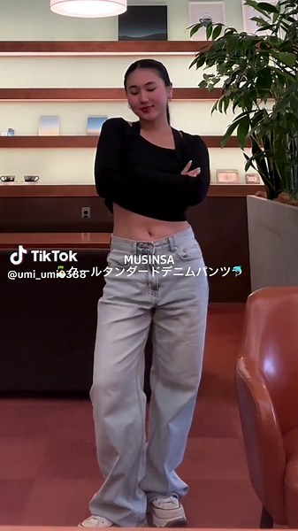 MUSINSAの夏デニム🌞🌴🌺✨ 軽くて涼しいクールタンダード（クール×スタンダード）のデニムパンツ🩵 真夏でも張りつかず、合わせやすいカラーとシンプルなデザイン👖 脚が長く見える魔法のようなシルエットで、152cmの私でもかわいく着れちゃう💗 素材軽すぎて、デニムなのにデニムじゃないみたい！ 職場でもプライベートでも愛用中✨ MUSINSA STANDARD 5/11-5/17 SUPER SALE 開催予定！ @musinsa_standard @musinsa_standard_woman @musinsa_standard_global #PR #musinsa #cooltandard #デニムパンツ #夏デニム