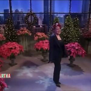 Bette Midler lights up the stage with a joyful 2006 performance of “Merry Christmas,” a standout from her holiday album “Cool Yule.” It is warm, sparkly, and full of that unmistakable Miss M magic. | Bette Midler: Still Divine