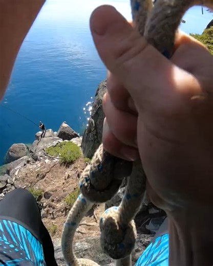 完璧な空中でのボディーコントロール 👌 タホー湖でクリフダイビングをしたRobert Wallの作品はGoProアワード$1,000を受賞。 GoPro.com/Awards GoProへQuikアプリから簡単に応募可能。今すぐお気に入りの作品を応募しよう！💰 | GoPro