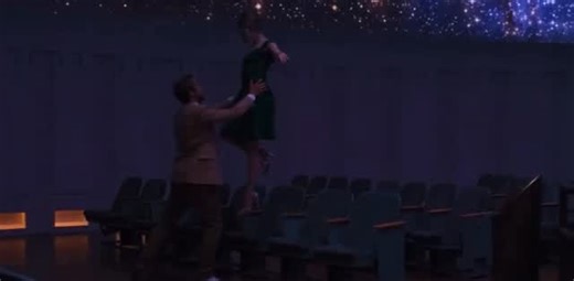 𝒋𝒐𝒔𝒖𝒆𝒎𝒕𝒛. on Instagram: "La La Land: Una historia de amor (título original en inglés: La La Land) es una aclamada película musical de comedia dramática romántica de 2016, dirigida por Damien Chazelle y protagonizada por Emma Stone y Ryan Gosling. La película sigue a Mia Dolan (Stone), una aspirante a actriz, y Sebastian Wilder (Gosling), un pianista de jazz dedicado, mientras intentan hacer realidad sus sueños en Los Ángeles. Se enamoran, pero a medida que sus respectivas carreras profes