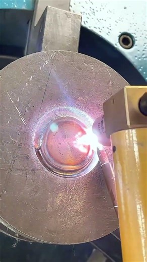 Automatic circumferential welder with intelligent parameters. Handles flange flat welding, overhead