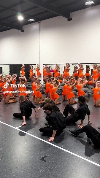 Exciting Contemporary Jazz Dance Performance