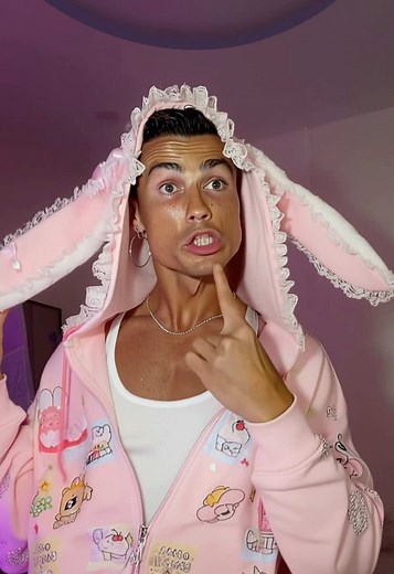 Cristiano Ronaldo Color Mix Trend 💄 #CristianoRonaldo #ronaldo #klingai #kling26 #KlingMotionControl @Kling AI Made with Kling 2.6 — Motion Control brings characters, expressions, and actions to life in one smooth pass.