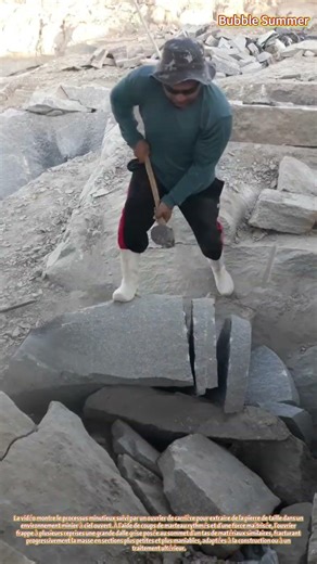 Extraction manuelle en carrière : fendre de gros blocs de pierre à l'aide d'outils manuels