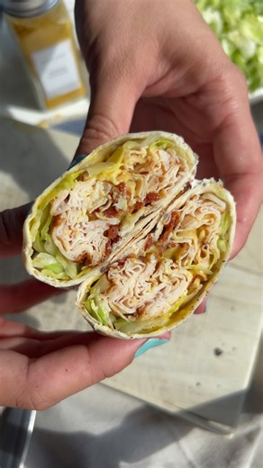 WRAP ZEEDIJK MET GEROOKTE KIP EN KERRIEMAYONAISE 🌯💛 | Makkelijke hap op maandag Makkelijker dan deze wrap gaat het niet worden. Hij staat binnen 10 minuutjes op tafel en is zó lekker.🤩 Voor de Amsterdammers onder ons komt dit vast bekent voor, want de inspiratie is het enige echte broodje Zeedijk.🫶🏼 Macro’s (per wrap): 394KCAL | 18F | 28C | 37P Dit heb je nodig (per wrap)👩🏼‍🍳 * 2 plakken ontbijtspek * 1 wrap * 100 g flinterdunne kipfilet * 1 tl kipkruiden * Sla * 1 el Zeedijk mayonaise (