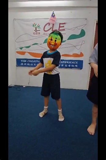 🎃 CLE HALLOWEEN FUN 万圣节快乐! 🎃 The classrooms came alive with Halloween spirit! From witches and ghosts to all sorts of beloved characters, every corner sparkled with imagination and fun. Kids truly enjoyed expressing themselves through creative costumes and exciting on-stage performances, building confidence while showing their unique personalities. #creativeenglishlearning #Halloween2025 #characterday #bestcostume #halloweenfun #cultivatereadership #meaningfulreading #interactiveenglishclass #