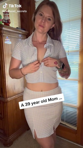 Looking for a sign? #imit #foryou #foryoupage #havingfun #hotmom #hotredhead #momswhoworkout #skirt