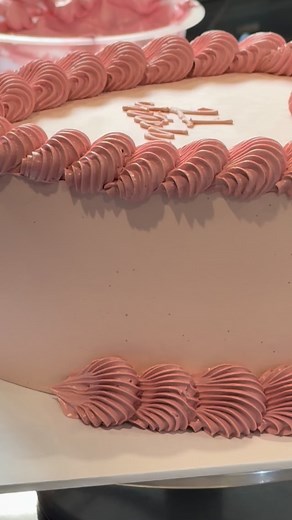 4.8K views · 15K reactions | The most satisfying piping to watch. Am I right? ‍ | Perth Cake Collective | Facebook