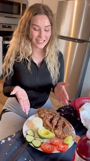 Comiendo delicioso pescado frito #maggiepineda | Maggie pineda 2