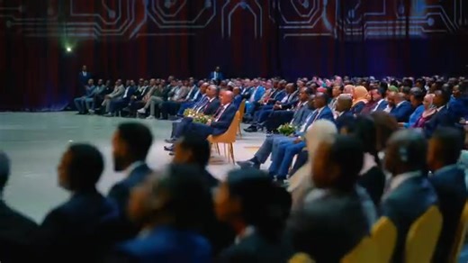 በዲጂታል ኢትዮጵያ 2030 የተቀመጡ ግቦች እንዲሳኩ ሁለት መሠረታዊ አስቻይ ጉዳዮች አሉ - ጠቅላይ ሚኒስትር ዐቢይ አሕመድ (ዶ/ር) አንደኛው የኤሌክትሪክ ተደራሽነት ነው። የኤሌክትሪክ ተደራሽነት የዲጂታል ቴክኖሎጂ ምግብ ነው ብሎ መውሰድ ይቻላል። የምንጠቀምባቸው የቴክኖሎጂ ጋጄቶች ኤሌክትሪክ ይፈልጋሉ። በመሆኑም በሁሉም አማራጮች የኤሌክትሪክ ተደራሽነትን ማስፋት አለብን። ሁለተኛው የኢንተርኔት ትስስር ነው። በርካታ ከተሞች የኢንተርኔት ትስስር ተጠቃሚ ሆነዋል። ነገር ግን በሚቀጥሉት አምስት ዓመታት ይህን ትስስር በሁሉም አካባቢዎች ሙሉ ለሙሉ ተደራሽ ማድረግ ይገባል። ይህ እንደሚቻል አምነን በመስራት ለዜጎቻችን እኩል እድል መፍጠር አለብን። | FBC (Fana Broadcasting Corporate S.C.)