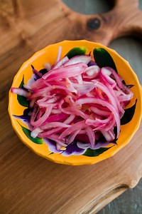 Mexican Pickled Onions (Cebollas en Escabeche)