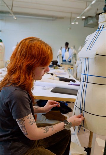 Étudiante à l’IFM en Bachelor Modéliste-Concepteur, Marion nous révèle son outil indispensable : le buste de couture. Il lui permet de structurer les volumes, tracer les lignes et transformer ses idées de la 2D à la 3D. C’est sur lui que prennent vie les silhouettes : hanches, épaules, manches… chaque détail est pensé et ajusté avec précision. . Bachelor’s student in Pattern Making and Design at the Institut Français de la Mode, Marion reveals her indispensable tool: the sewing bust. It allows h