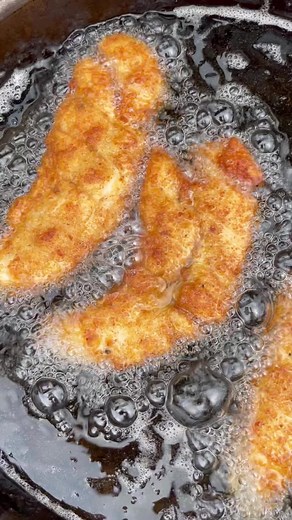 This Fried Chicken Tenders recipe needs to be on your weekly rotation. Recipe: -Get some boneless, skinless Chicken Tenderloins and pull out the tendons with a fork and some paper towel (it’s so easy and satisfying lol). -Prep your 3 containers. One with 2/3 cup of flour and 2 Tablespoons of Rodeo Ranch by @fireandsmokesociety. Another one with 2 Eggs beaten for the Egg Wash. And a third one with 2 cups of Panko Bread Crumbs. -Coat your Chicken Tenders one at a time with the Flour Mixture, Egg W