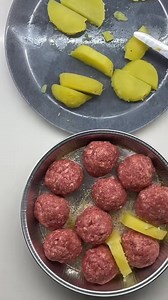 Polpette e patate in friggitrice ad aria. Ingredienti per le polpette: •300 g di macinato misto •1 uovo •3 fette di pane ammollato e ben strizzato •1 patata bollita •Sale e pepe q.b. •Parmigiano grattugiato q.b. •Provola a cubetti •Olio extravergine d’oliva •Pane grattugiato q.b. Procedimento: 1.Preparate l’impasto delle polpette mescolando la carne, l’uovo, il pane ammollato e strizzato, la patata bollita schiacciata, parmigiano, sale e pepe.Prendete un po’ d’impasto per volta, formate una polp