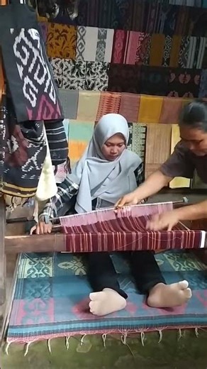 Traditional ways of weaving or making cloth. #indonesia #trending #trendingshorts #trendingvideo