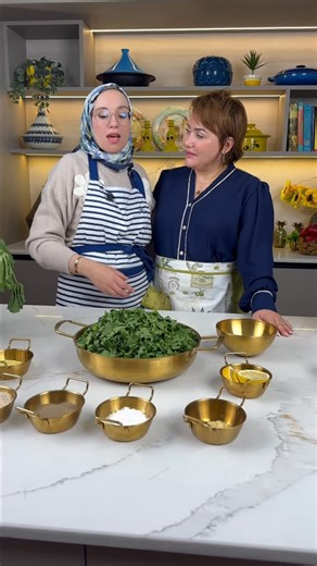 FZ laoudedj on Instagram: "Dans cette série où j’ouvre les portes de l’Algérie, où chaque femme vient déposer un fragment précieux de notre patrimoine culinaire, c’est Ilhem, de Chlef, qui nous transmet aujourd’hui un savoir simple… et essentiel. On prépare le khoubiz, cette herbe que l’on connaît aussi sous le nom de mauve. Une plante humble, cueillie avec respect, puis travaillée ici à la cocotte, finement préparée, longuement cuite et délicatement assaisonnée. Il existe différentes façons de