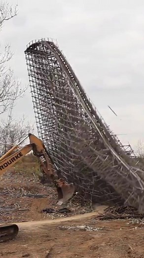 Son of Beast DEMOLITION at Kings Island! #sonofbeast #demolition #destruction #rollercoaster #woodencoasters #beast #earthmovers #ohio #masonohio #oh